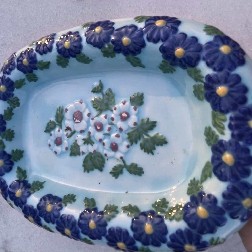 Vintage embossing blue floral soap dish